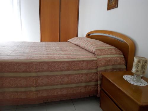 - une chambre avec un lit et une commode avec une table dans l'établissement Casa Elena, à Amaroni