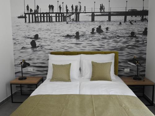 een slaapkamer met een bed met mensen in het water bij Luxury Apartments Magali 3 in Rovinj