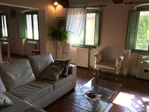 a living room with a couch and a table at Appartamento Il Glicine in Pistoia