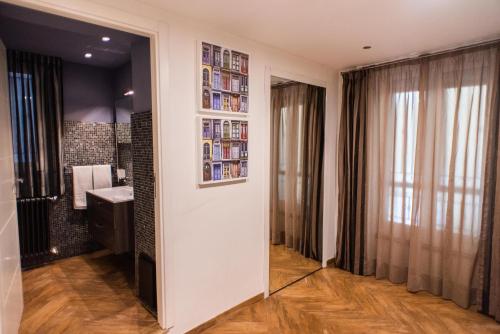 W pokoju znajduje się łazienka z lustrem i umywalką. w obiekcie AVG CityCenter Apartments w mieście Palermo