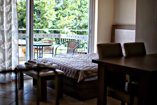 Ruang duduk di Castor - The Spartan Home