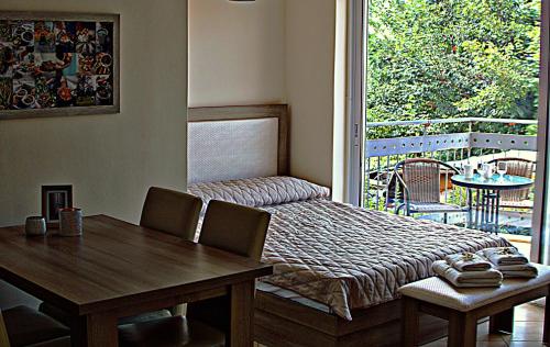 Ruang duduk di Castor - The Spartan Home