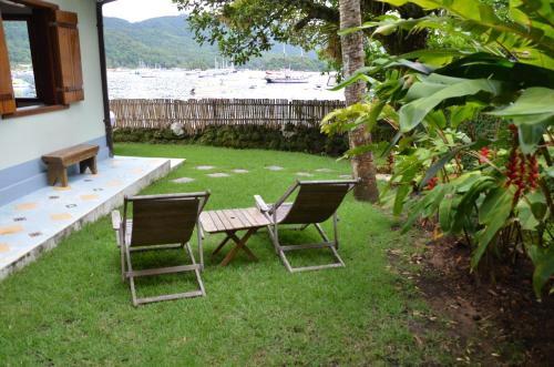 two chairs and a picnic table in a yard at Casa do Canto in Abraão