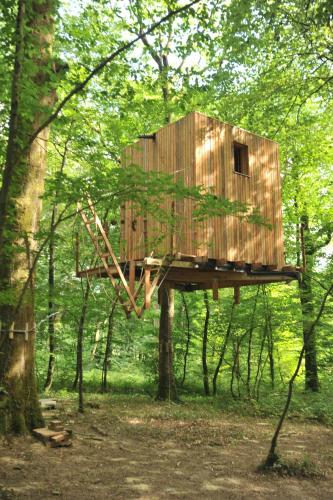 une cabane dans les arbres au milieu de la forêt dans l'établissement Cabanes Espace Fouletot, à Mont-sous-Vaudrey