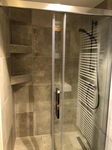 eine Dusche mit Glastür im Bad in der Unterkunft Casa del Cisne 2 in Zandvoort
