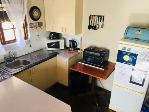 
A kitchen or kitchenette at Anna Sophia Cottages
