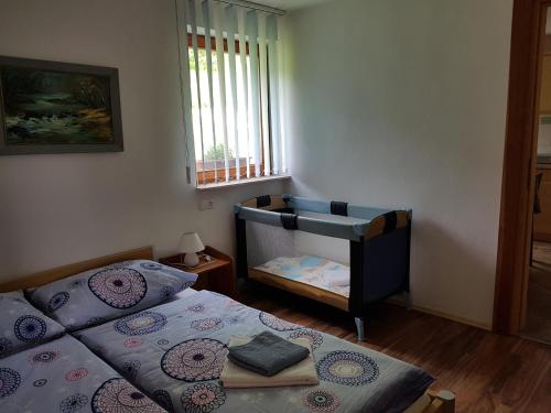 Ένα ή περισσότερα κρεβάτια σε δωμάτιο στο Vaznik Farm House Apartments