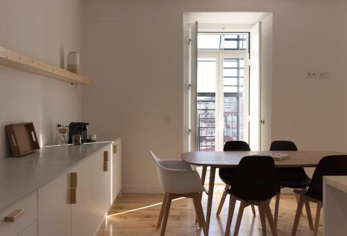 een keuken en eetkamer met een tafel en stoelen bij Destino Lisboa Apartments in Lissabon