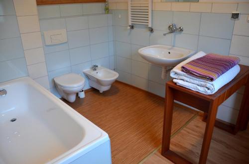 ソポトにあるApartament sopot 2 pokojeのバスルーム(シンク、バスタブ、トイレ付)