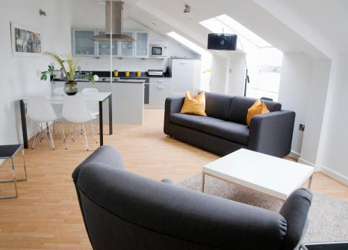 A seating area at Regent House deluxe 2 bedroom apartment 
