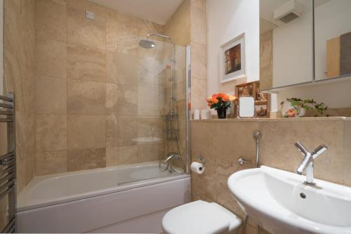 Bilik mandi di Leeds city center apartment