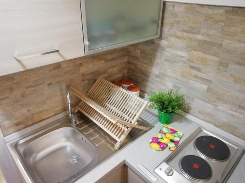 un piano di lavoro con lavandino e lavandino di Casa Angelica a Siracusa