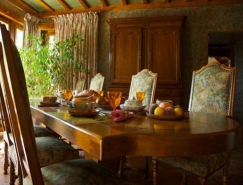 a dining room table with fruit on top of it at Chambres d'Hôtes Les Pierries in Vézannes