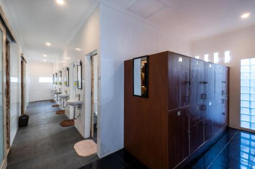 a bathroom with a row of sinks and toilets at Nyuh Gading Home Stay in Nusa Lembongan