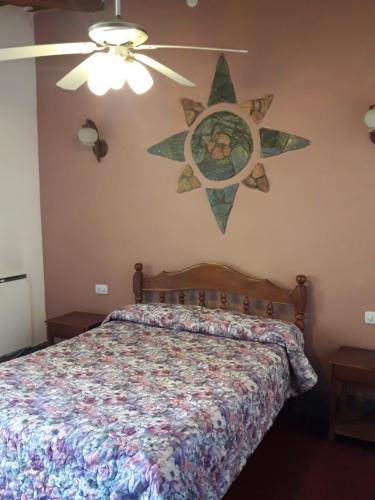 1 dormitorio con 1 cama con una estrella en la pared en Hostal Rustyk en Cafayate