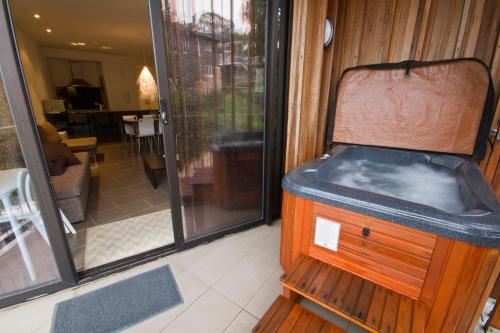 Una bañera situada en una habitación con ventana. en St Falls West 101, en Falls Creek
