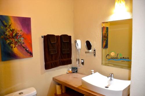 y baño con lavabo y espejo. en Casablanca Guest House - Adults Only - Starlink Internet!, en Zipolite