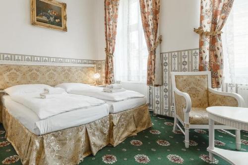 Un pat sau paturi într-o cameră la Hotel Klarinn Prague Castle