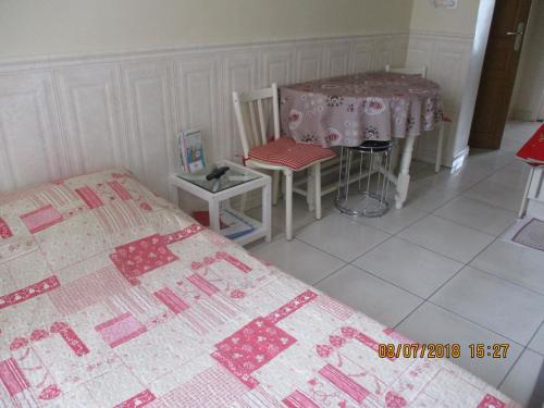 a bedroom with a table and a table and chairs at Côté Marne in Champigny-sur-Marne