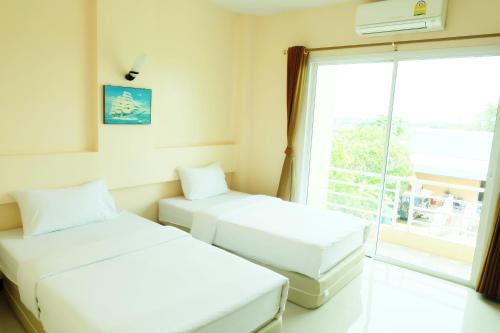 מיטה או מיטות בחדר ב-Sakaeogarden Hotel