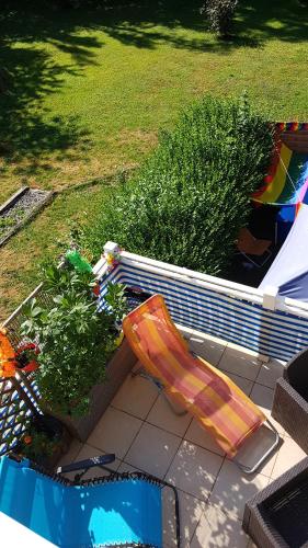 une terrasse avec une chaise et une piscine dans l'établissement Les Volets Bleus Alsace Vosges, à Urbès