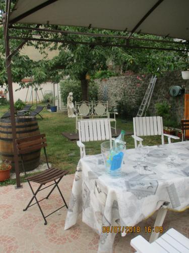 a table and two chairs under an umbrella at Côté Marne in Champigny-sur-Marne