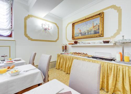 Restaurace v ubytování Hotel Al Duca Di Venezia