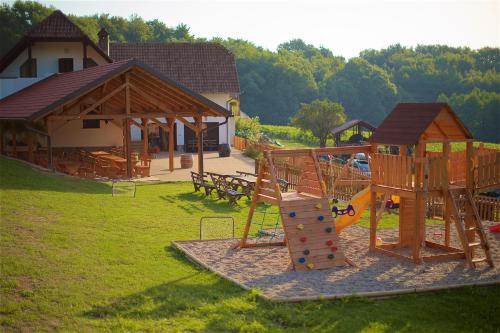 Ο χώρος παιχνιδιού για παιδιά στο Tourist Farm Rooms Lovrec