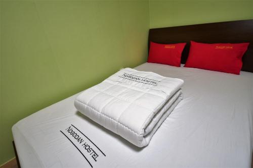 Una cama o camas en una habitación de Nogodan Guesthouse and Hotel