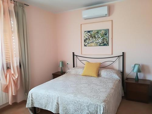 Dormitorio con cama con almohada amarilla en Agriturismo Pian dell'Osa, en Montiano