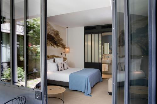 Llit o llits en una habitació de Hôtel Les Deux Girafes