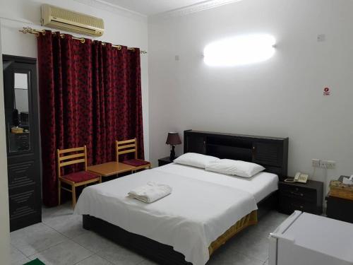 Un pat sau paturi într-o cameră la Sophin Hotel