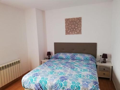 een slaapkamer met een bed en twee nachtkastjes bij Edelweiss in Bielsa