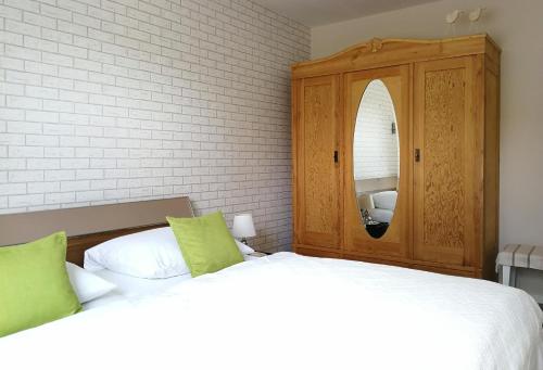 バート・キッシンゲンにあるFerienwohnungen Galaのベッドルーム1室(ベッド2台、木製キャビネット付)