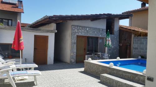 Bazén v ubytování Banya Guest Rooms 23 nebo v jeho okolí