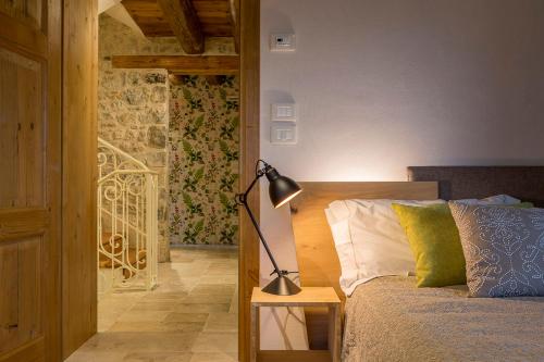 1 dormitorio con 1 cama y 1 lámpara en una mesa en Mostofiore, en Conegliano