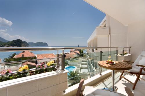 a balcony with a view of the water at Monte Casa SPA & Wellness in Petrovac na Moru