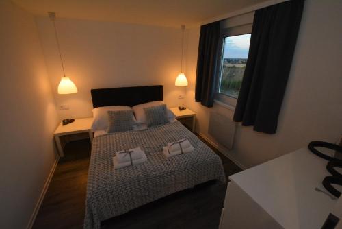 1 dormitorio con 1 cama con 2 toallas en "Lawendowe Wzgórze", en Zastań