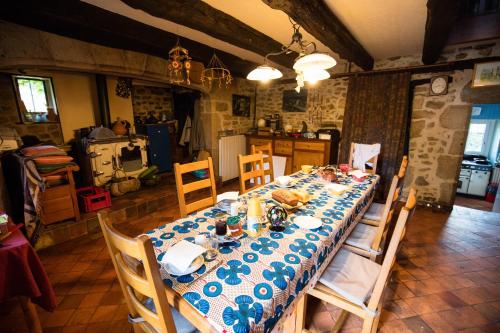 une table à manger avec un chiffon bleu et blanc dans l'établissement Chambres d'hôtes de la ferme apicole d'Espagnac Corrèze, à Espagnac