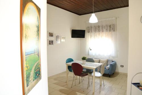 フォンターネ・ビアンケにあるVilla Giuliaのキッチン、リビングルーム(テーブル、椅子付)