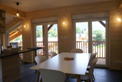 Un comedor con una mesa y sillas blancas. en Weiden, en Morzine