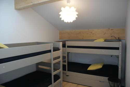 1 dormitorio con 2 literas y lámpara de araña en Weiden, en Morzine