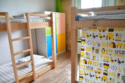 2 łóżka piętrowe w pokoju z drabiną w obiekcie Nogodan Guesthouse and Hotel w mieście Gurye