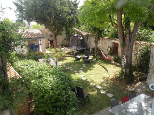 un patio trasero con un parque infantil con un columpio en L'Escale, en La Jarrie