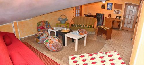 - un salon avec un canapé et une table dans l'établissement B&B A Casa di Sara, à Pescantina