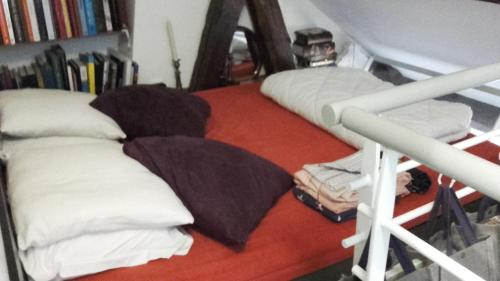 a room with two bunk beds in a dorm room at ILE SAINT-LOUIS GLAMOROUS FLAT in Paris