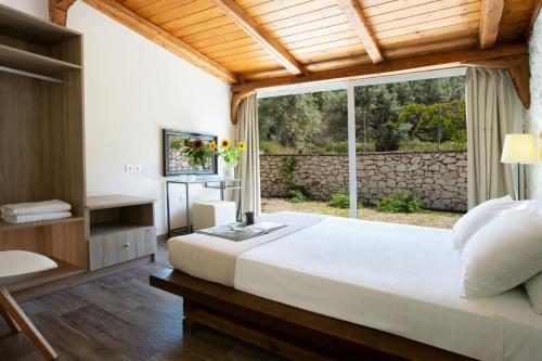 A bed or beds in a room at Villa Niriides