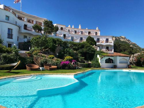 uma piscina em frente a um edifício em Hotel Luci di la Muntagna em Porto Cervo