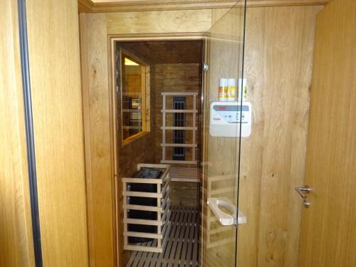 eine Dusche mit Glastür im Bad in der Unterkunft Ferienwohnung Oberdamüls in Damüls