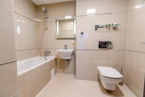 La salle de bains est pourvue de toilettes et d'un lavabo. dans l'établissement Pine Woods Apartment A27 in Silver Mountain, à Poiana Brasov